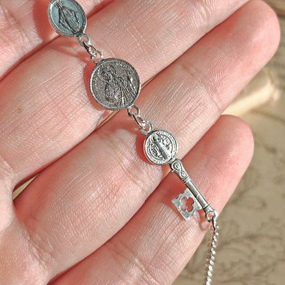Pulsera de plata S925 con cuatro amuletos de luz, joya de protección de Mystical Tienda en diseño elegante y delicado.