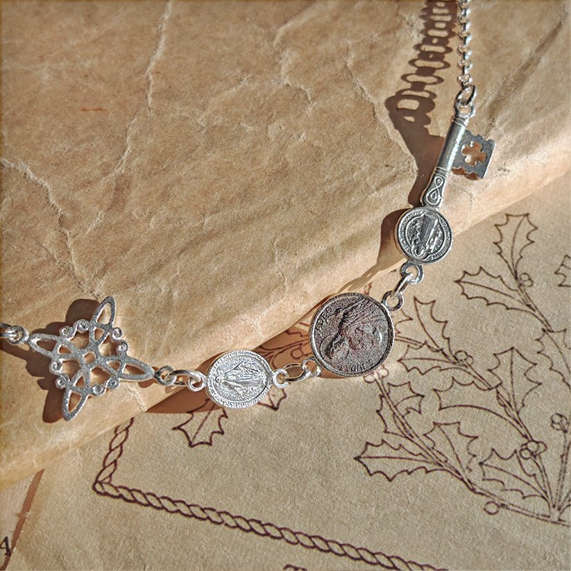 Pulsera de plata S925 con cuatro amuletos de luz para protección, diseñada por Mystical Tienda.