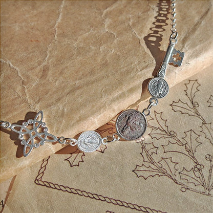 Pulsera de plata S925 con cuatro amuletos de luz para protección, diseñada por Mystical Tienda.