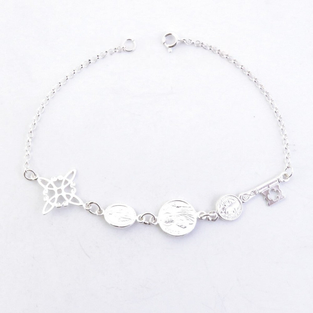 Pulsera de plata S925 con cuatro amuletos de luz, diseño de protección, estilo elegante y simbólico, de la marca Mystical Tienda.