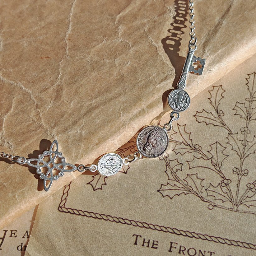 Pulsera de plata S925 con cuatro amuletos de luz para protección, diseñada por Mystical Tienda.