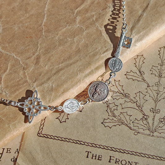Pulsera de plata S925 con cuatro amuletos de luz para protección, diseñada por Mystical Tienda.