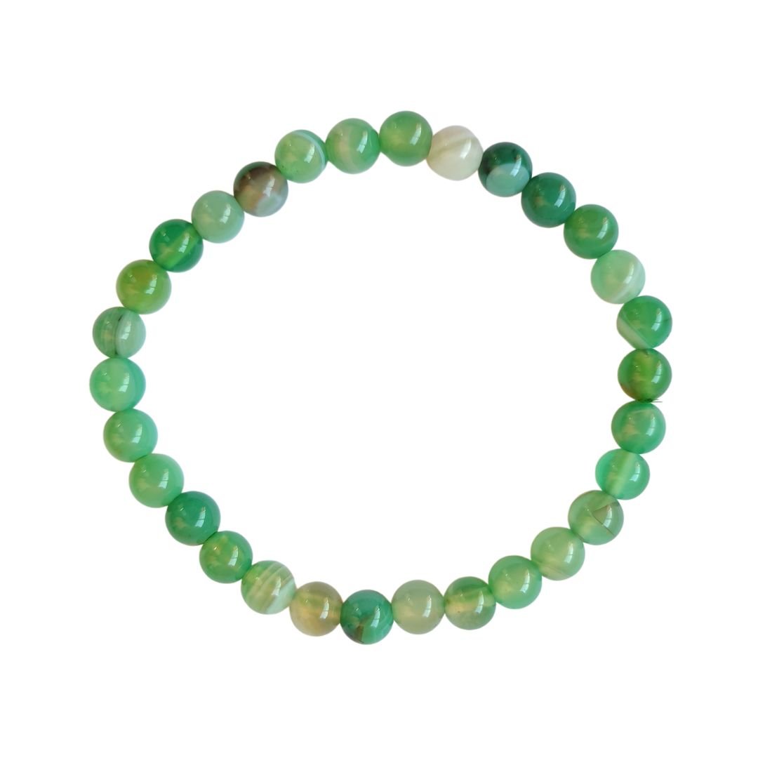 Pulsera de Ágata Verde de mineral con bolas lisas, muestra detalles de las piedras en una cuerda ajustable.