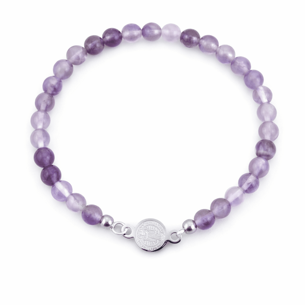 Pulsera de mineral con amatista y amuleto de San Benito, joya espiritual y decorativa de Mystical Tienda.