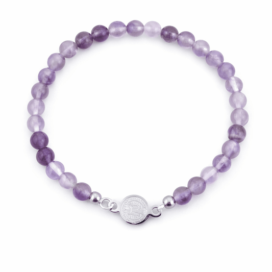 Pulsera de mineral con amatista y amuleto de San Benito, joya espiritual y decorativa de Mystical Tienda.