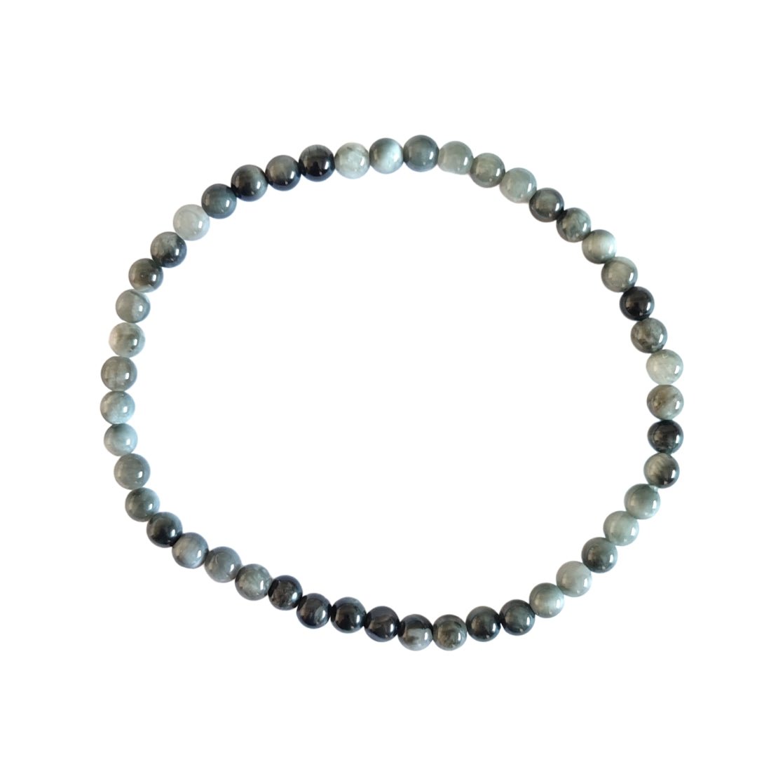 Pulsera de mineral ojo de gato en bola lisa, joya elegante y natural, con cuentas redondas de color dorado y brillo suave.