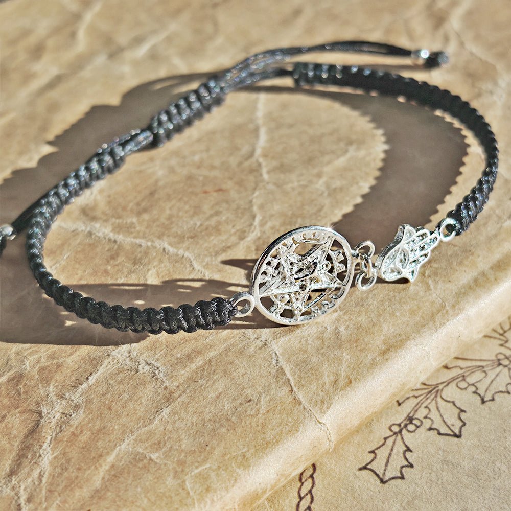 Pulsera de plata Macramé con Tetragramatón y Mano de Fátima, joya espiritual de Mystical Tienda, en tonos negros y plata.
