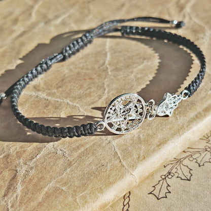 Pulsera de plata Macramé con Tetragramatón y Mano de Fátima, joya espiritual de Mystical Tienda, en tonos negros y plata.