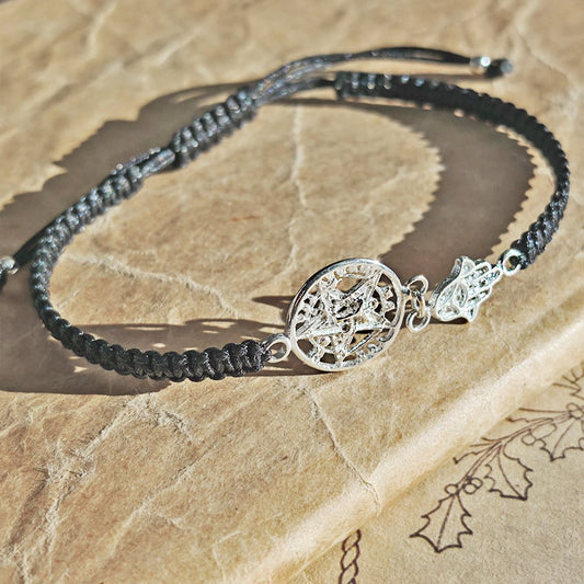 Pulsera de plata Macramé con Tetragramatón y Mano de Fátima, joya espiritual de Mystical Tienda, en tonos negros y plata.