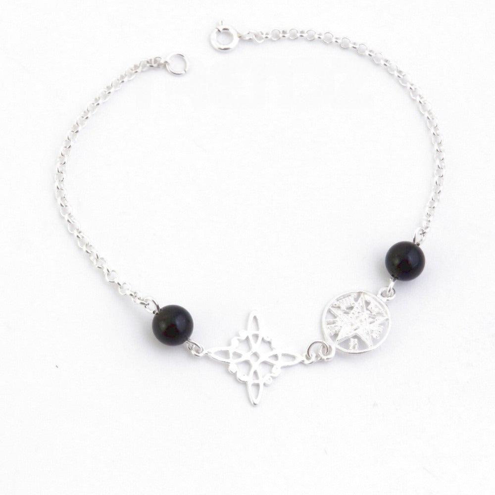 Pulsera de plata S925 con nudo de bruja, símbolo tetragramatón y bola de ónix, diseñada por Mystical Tienda.