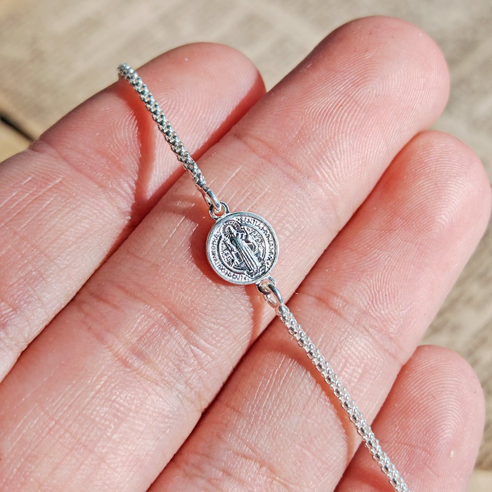 Pulsera de plata S925 con medalla de San Benito, pulsera protectora de estilo espiritual y elegante.