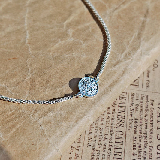 Pulsera de plata S925 con medalla de San Benito, joya protectora y espiritual de Mystical Tienda, con diseño elegante y detallado.