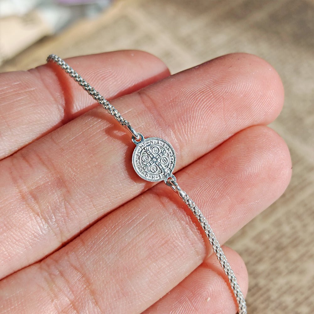 Pulsera de plata S925 con medalla de San Benito, accesorio protector y espiritual de Mystical Tienda.