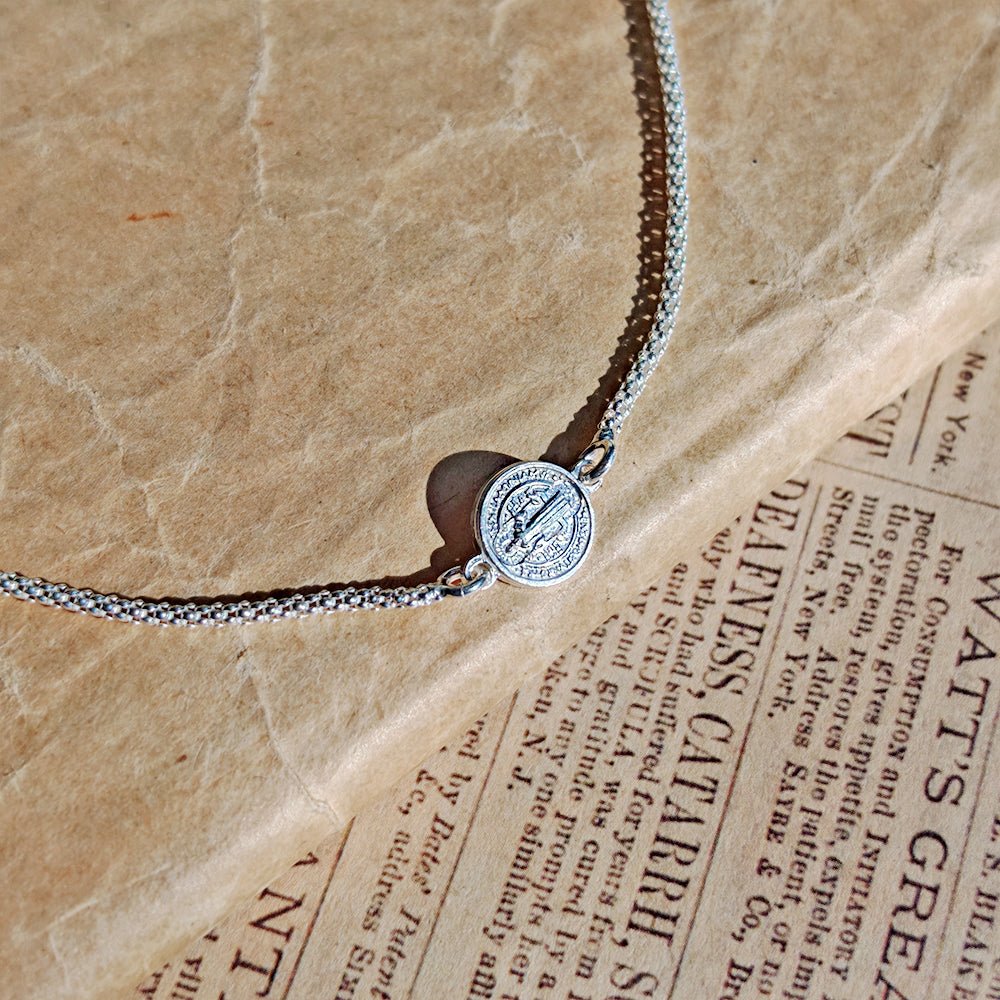 Pulsera de plata S925 con medalla de San Benito, símbolo de protección, diseñada por Mystical Tienda.