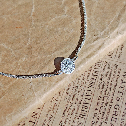Pulsera de plata S925 con medalla de San Benito, símbolo de protección, diseñada por Mystical Tienda.