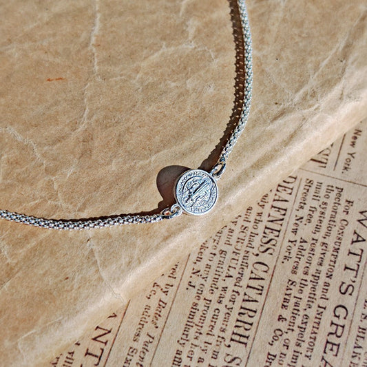 Pulsera de plata S925 con medalla de San Benito, símbolo de protección, diseñada por Mystical Tienda.