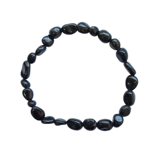 Pulsera de rodados de turmalina negra, mineral natural, con cuentas negras, diseñada por Mystical Tienda, para protección y estilo.