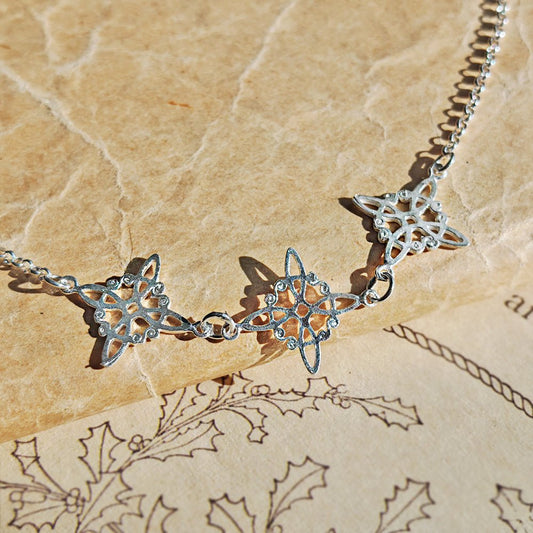 Pulsera de plata de ley 925 con triple nudo de bruja, joya de estilo místico y elegante.
