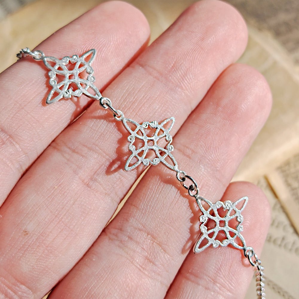 Pulsera de plata de ley 925 con triple nudo de bruja, diseñada por Mystical Tienda, muestra los detalles en la pulsera.