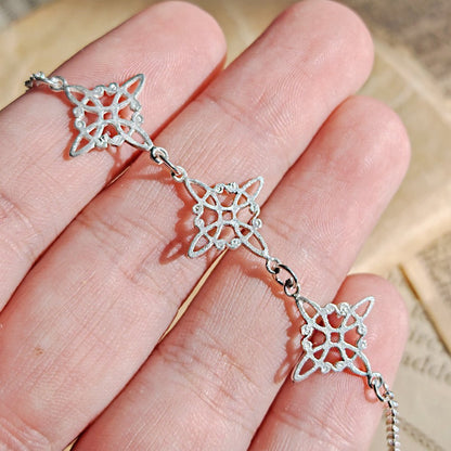 Pulsera de plata de ley 925 con triple nudo de bruja, diseñada por Mystical Tienda, muestra los detalles en la pulsera.