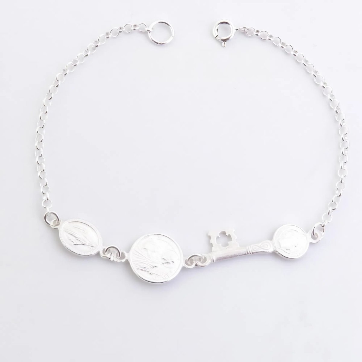 Pulsera de plata S925 triple protectora con símbolos de Milagrosa, San Judas y llave de San Benito, para protección espiritual.