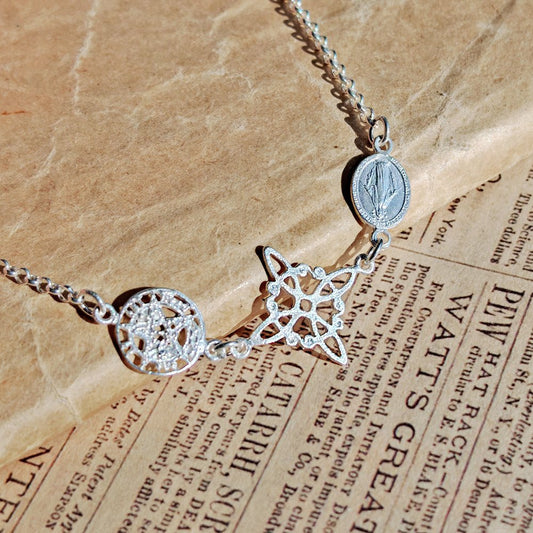 Pulsera de plata S925 con Nudo de Bruja, Tetragramatón y Virgen de la Milagrosa, símbolo de protección y espiritualidad.