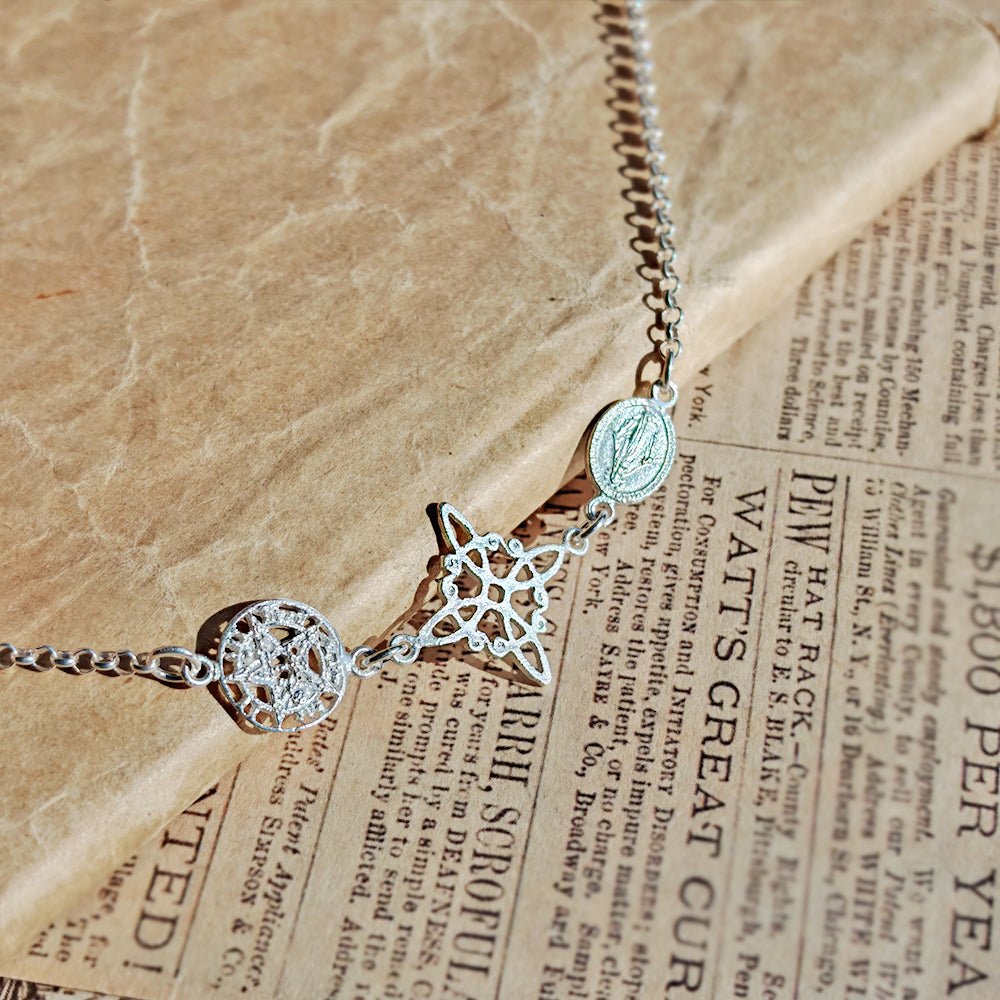 Pulsera de plata S925 con Nudo de Bruja, Tetragramatón y Virgen de la Milagrosa, símbolo de protección y espiritualidad.