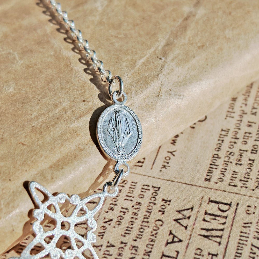 Pulsera de plata S925 con nudo de bruja, tetragramatón y Virgen de la Milagrosa, símbolo de protección y espiritualidad.