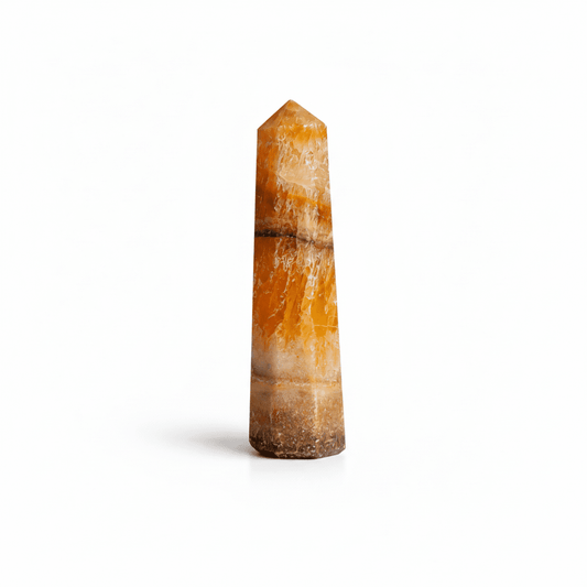 Punta de calcita amarilla de la marca Mystical Tienda, utilizada para limpieza y confianza, con forma puntiaguda y brillante.