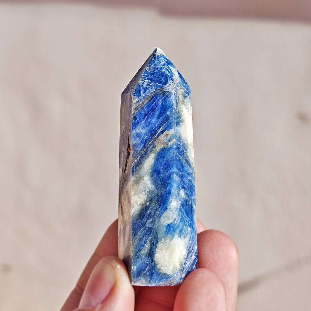 Punta de Cianita de Mystical Tienda, cristal en forma de punta con color azul intenso y vetas blancas, mineral de energía y protección.