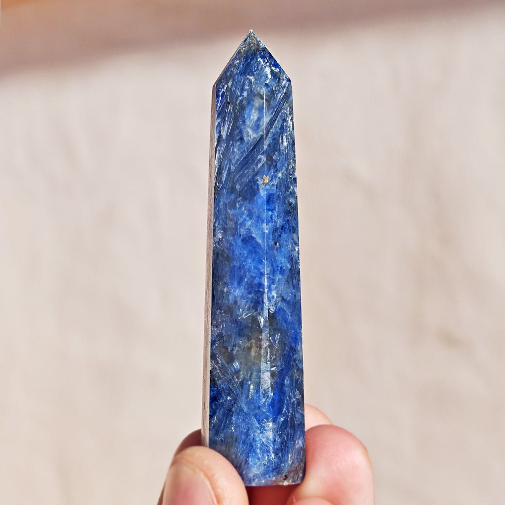 Punta de Cianita de Mystical Tienda, cristal brillante en forma de punta con tonos azules y estructura cristalina visible.