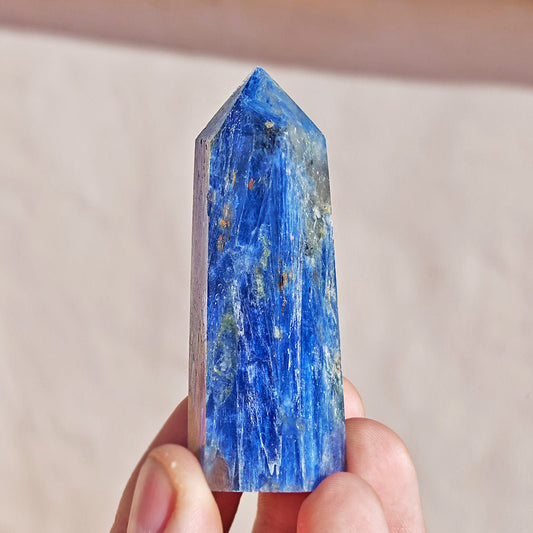 Punta de cianita de Mystical Tienda, forma de punta con cristales azules y transparentes, para energizar y proteger espacios.