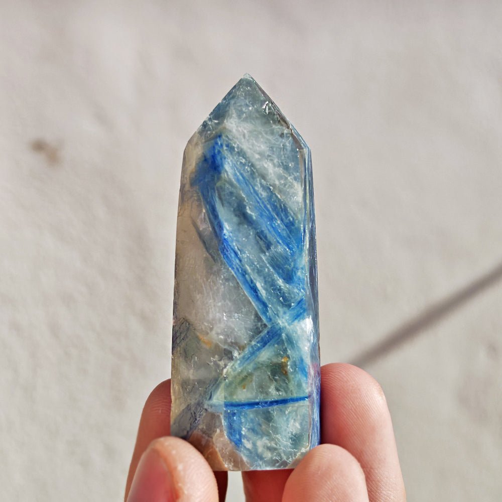 Punta de Cianita de Mystical Tienda, forma de punta con vibrantes tonos azules y detalles naturales en la superficie.