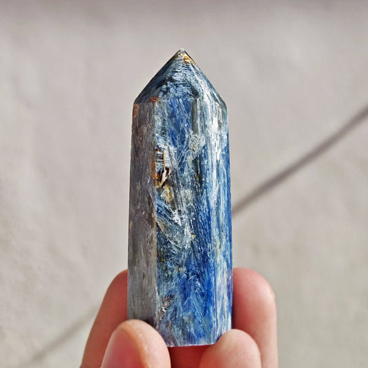 Punta de Cianita de Mystical Tienda, cristal en forma de punta con vibrantes tonos azules y detalles naturales.