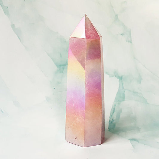 Punta de cuarzo aura rosa de Mystical Tienda, cristal con brillo rosado y acabado pulido, utilizada para meditación y sanación.