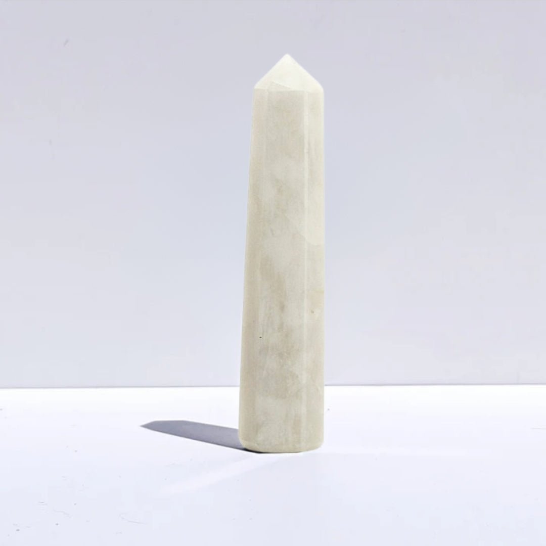 Punta de cuarzo nieve de Mystical Tienda, forma natural y brillante, con cristales blancos y transparencia en la imagen.