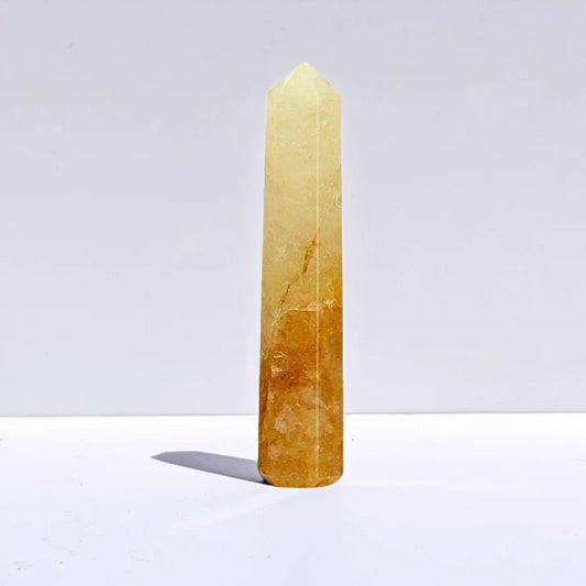 Punta de cuarzo sanador dorado de Mystical Tienda, cristal brillante en forma de punta para terapia energética y sanación.