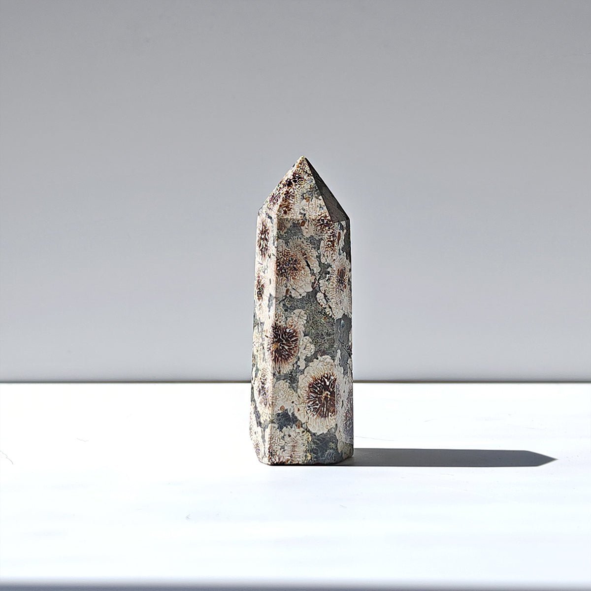 Punta de jaspe flor de Mystical Tienda, pieza decorativa de piedra con diseño floral y acabado pulido.