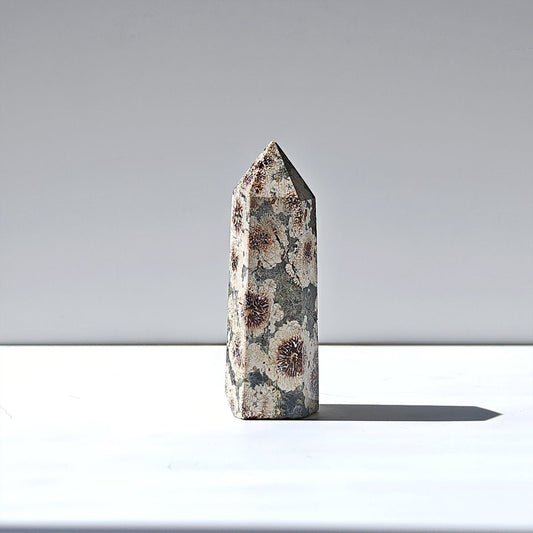 Punta de jaspe flor de Mystical Tienda, pieza decorativa de piedra con diseño floral y acabado pulido.