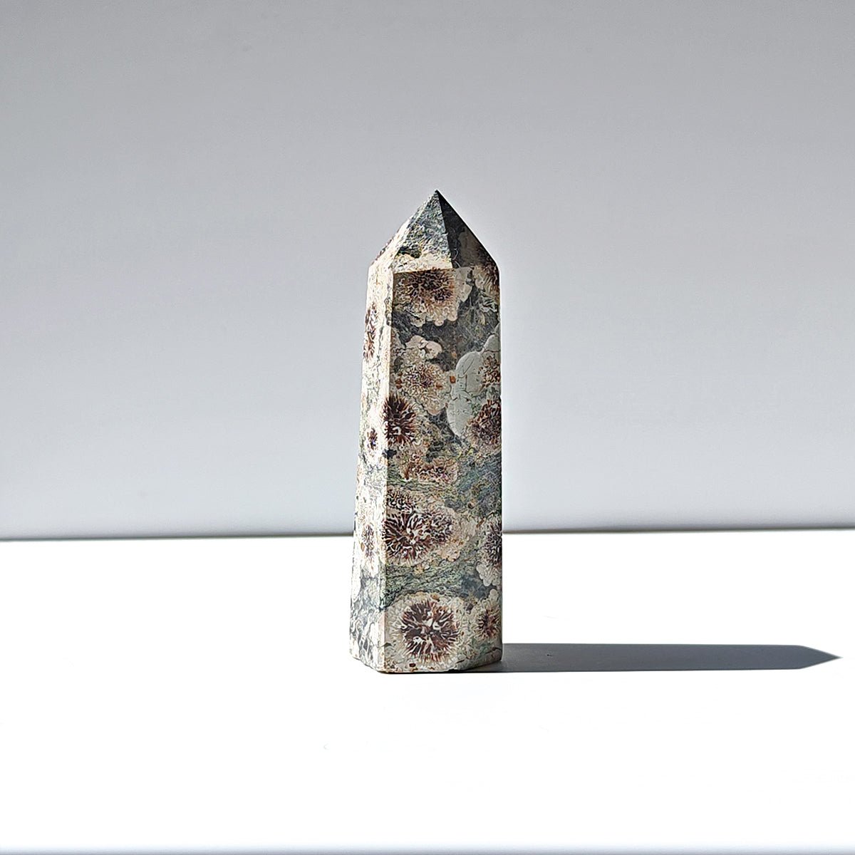 Punta de jaspe flor de Mystical Tienda, pieza decorativa con diseño en forma de flor y tonos naturales en piedra jaspe.