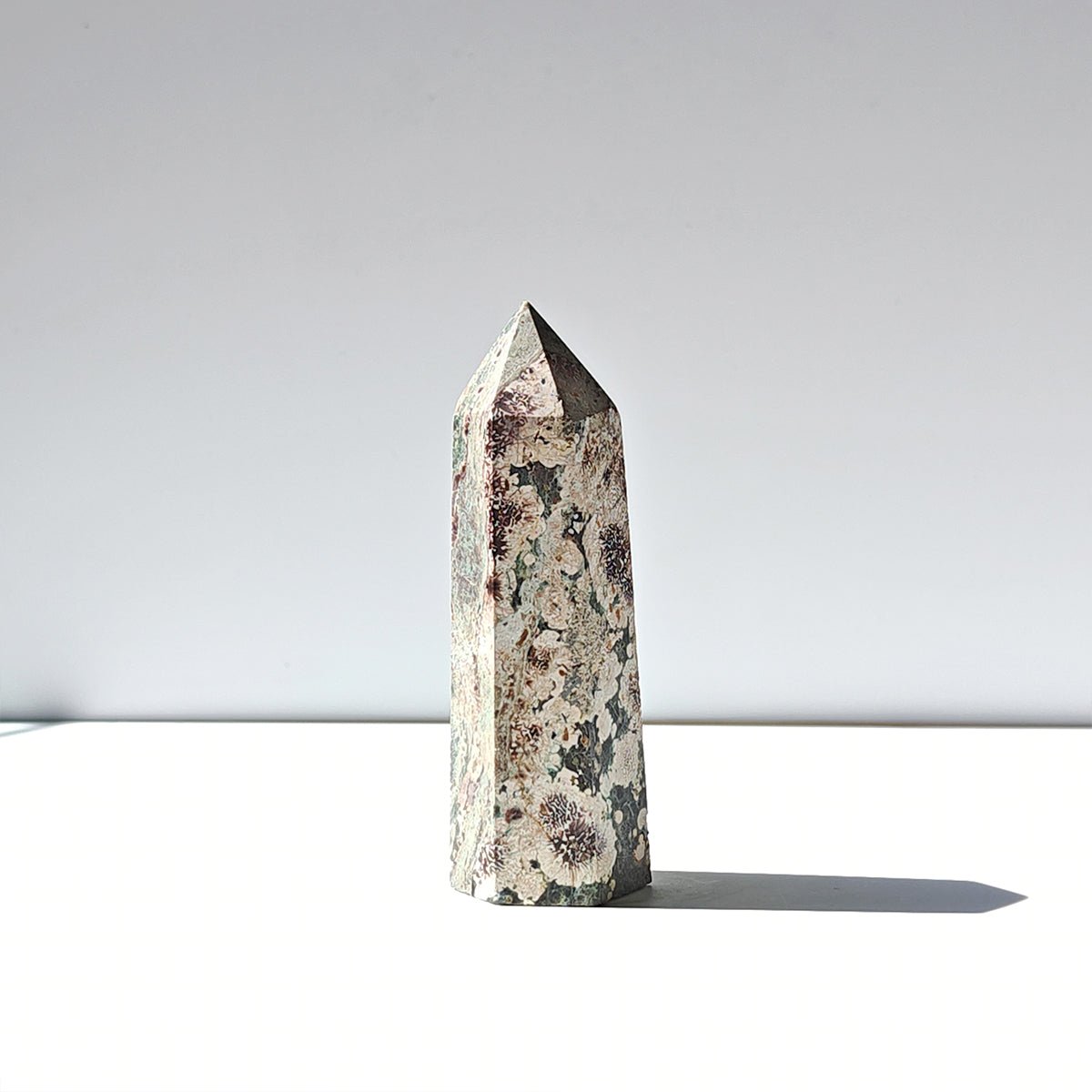 Punta de Jaspe Flor de la marca Mystical Tienda, pieza decorativa con diseño floral en piedra jaspe, sobre fondo neutro.