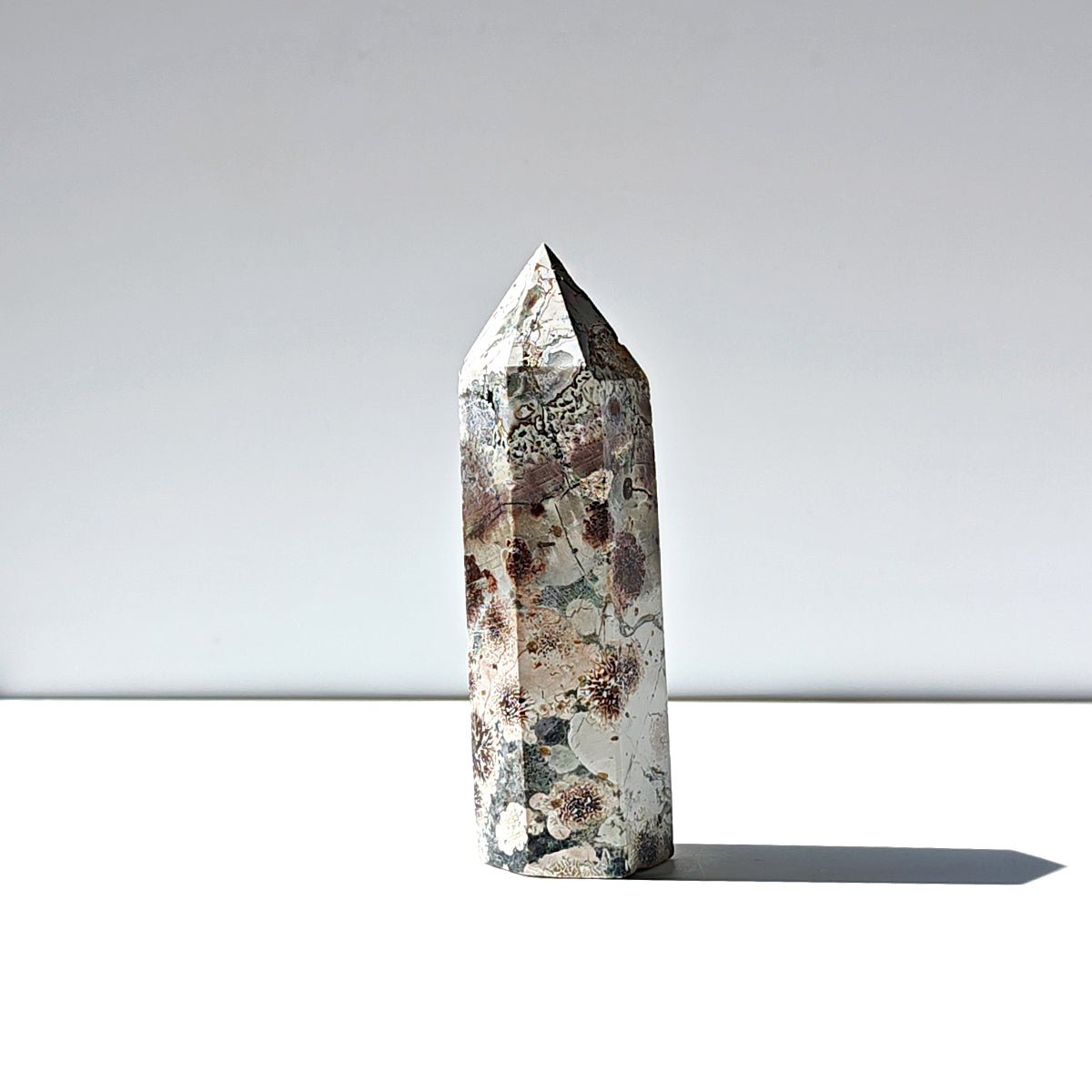 Punta de jaspe flor de la marca Mystical Tienda, con diseño en forma de flor y patrones naturales en la piedra.