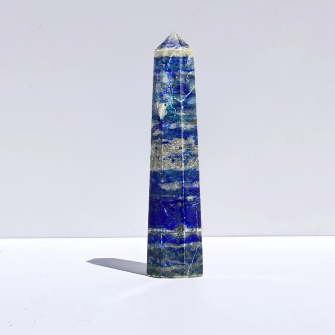Punta de lapislázuli de la marca Mystical Tienda, mostrando la piedra azul con vetas doradas en forma de punta.