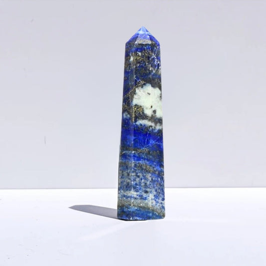 Punta de lapislázuli de Mystical Tienda, forma tallada y pulida, con tonos azules y vetas blancas.