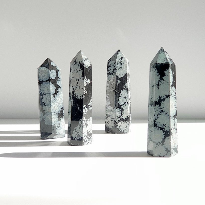 Punta de obsidiana Nevada de la marca Mystical Tienda, muestra detalles y brillo en forma de punta para protección y equilibrio.