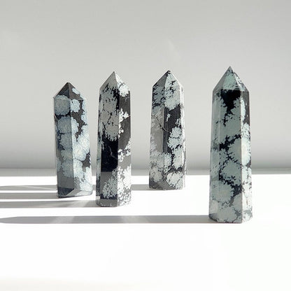 Punta de obsidiana Nevada de la marca Mystical Tienda, muestra detalles y brillo en forma de punta para protección y equilibrio.