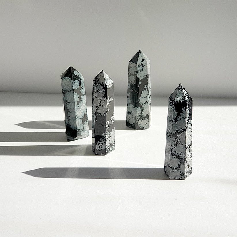 Punta de Obsidiana Nevada de Mystical Tienda, muestra una cristalina punta de piedra volcánica para protección y equilibrio.