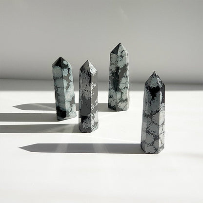 Punta de Obsidiana Nevada de Mystical Tienda, muestra una cristalina punta de piedra volcánica para protección y equilibrio.