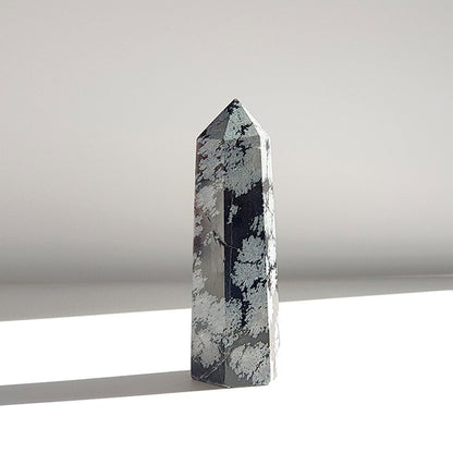 Punta de obsidiana Nevada de Mystical Tienda, muestra su forma pulida y brillante para protección y equilibrio espiritual.