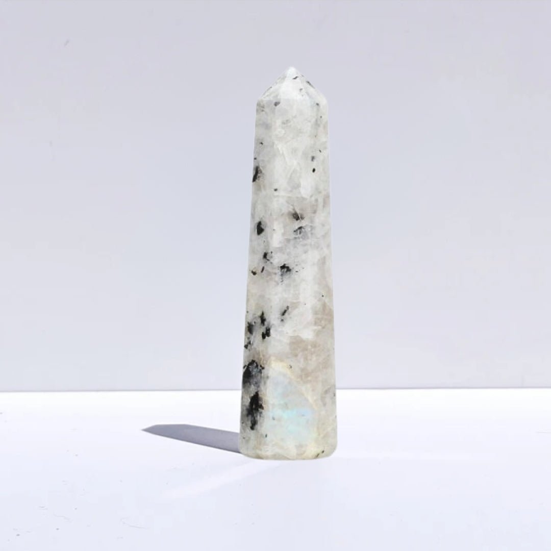 Punta de piedra de luna de la marca Mystical Tienda, muestra la forma y detalles de la piedra en la imagen.